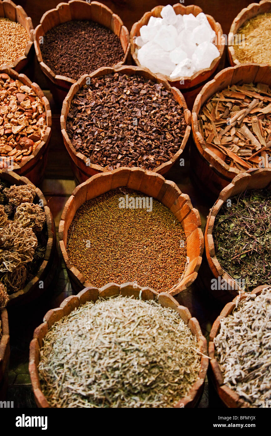 L'Egypte, Sinaï, Bur, dit Dhahab, épices en vente au marché de la rue. Banque D'Images