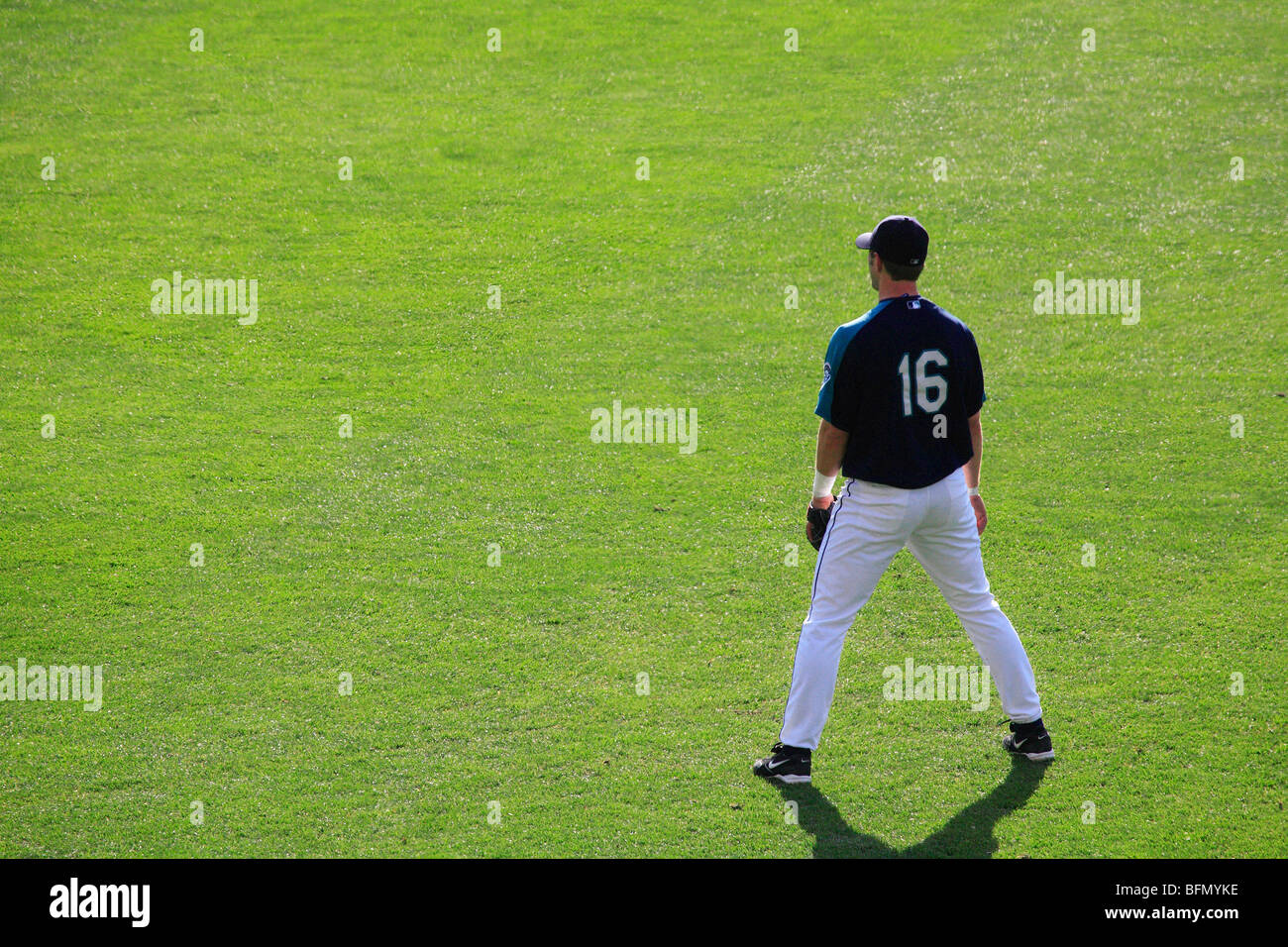 États-unis d'Amérique, Washington, Seattle, Seattle Mariners un joueur de baseball se réchauffe avant un match à Safeco Field. Banque D'Images