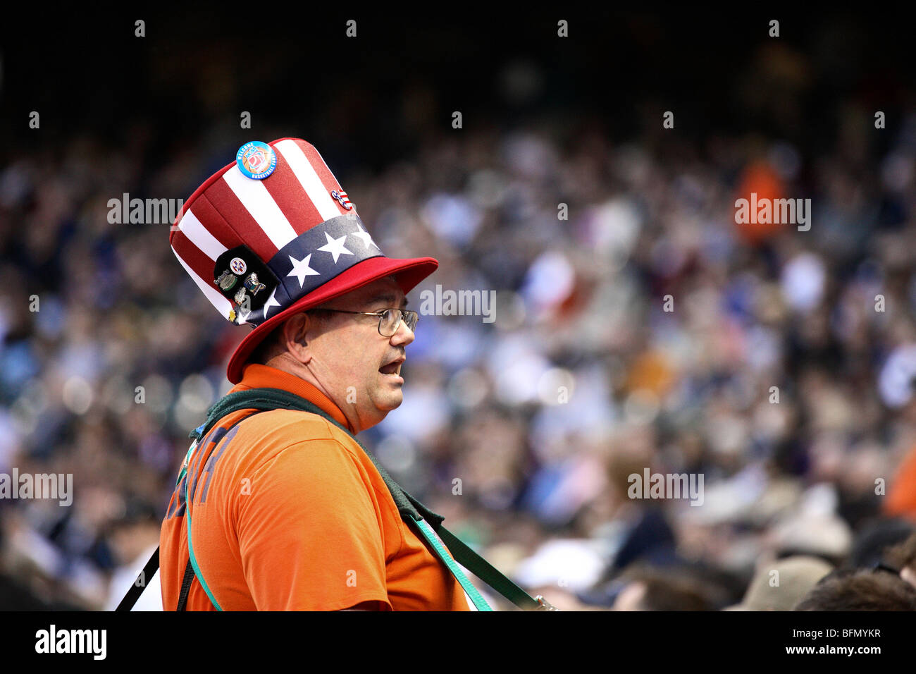 États-unis d'Amérique, Washington, Seattle, un Hawker vend des rafraîchissements au Safeco Field, terrain de baseball Mariners de Seattle. Banque D'Images