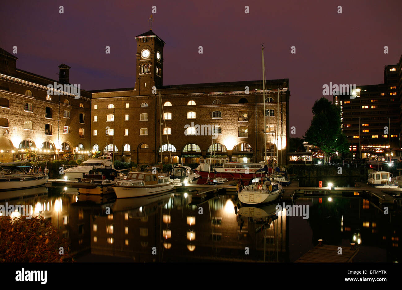 L'Angleterre, Londres. St Katharine Dock, Londres la nuit. Banque D'Images