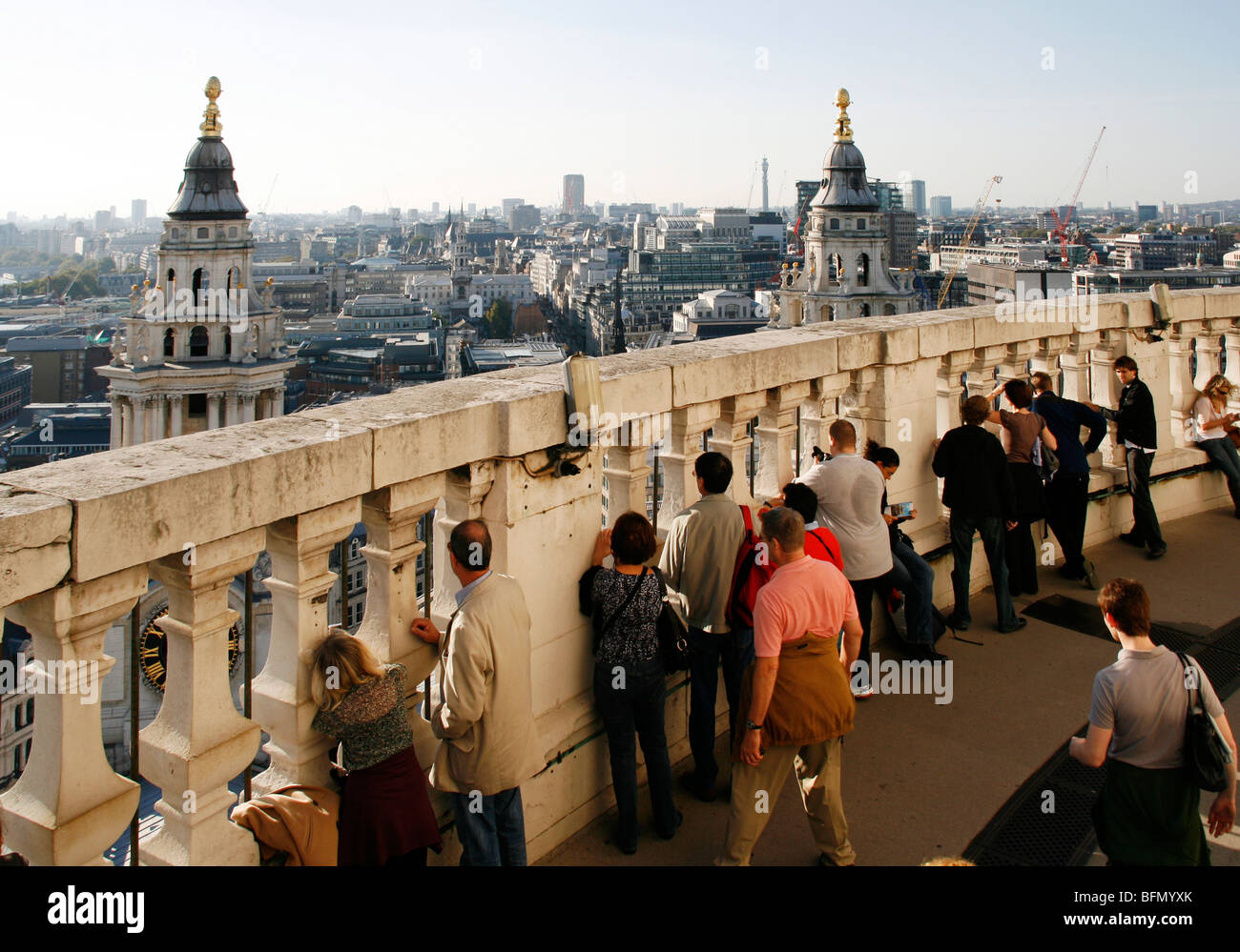 L'Angleterre, Londres. Vue depuis la Cathédrale St Paul à Londres vers Ludgate Hill. Banque D'Images