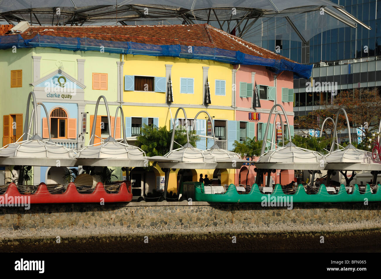 Bars et restaurants au bord de la rivière, bâtiments coloniaux colorés ou colorés peints pastel restaurés et shophouses sur Clarke Quay, Singapour Banque D'Images