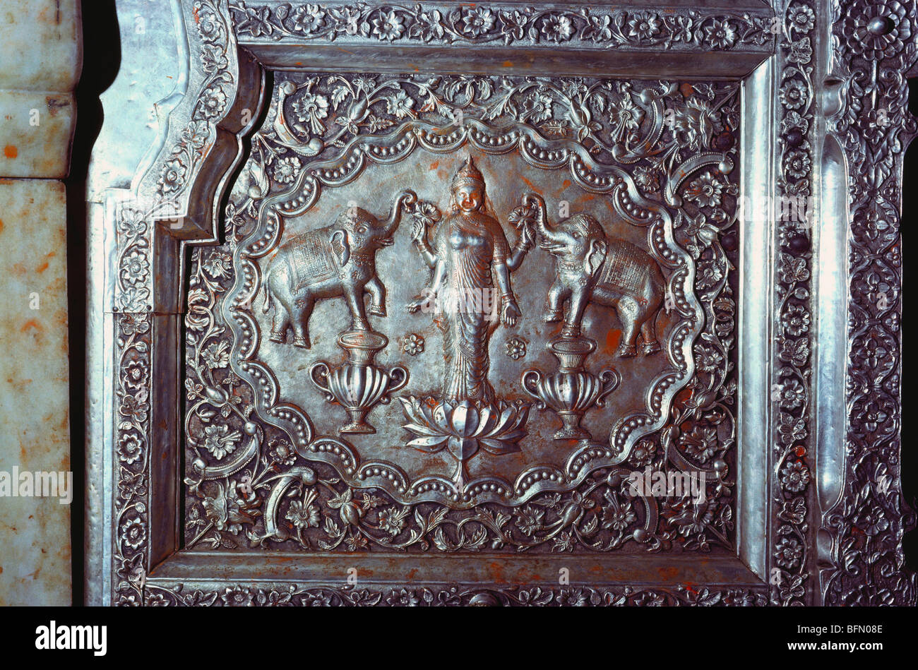 Goddess Laxmi en relief sur l'argent porte de temple Karni Mata Bikaner Rajasthan Inde Banque D'Images