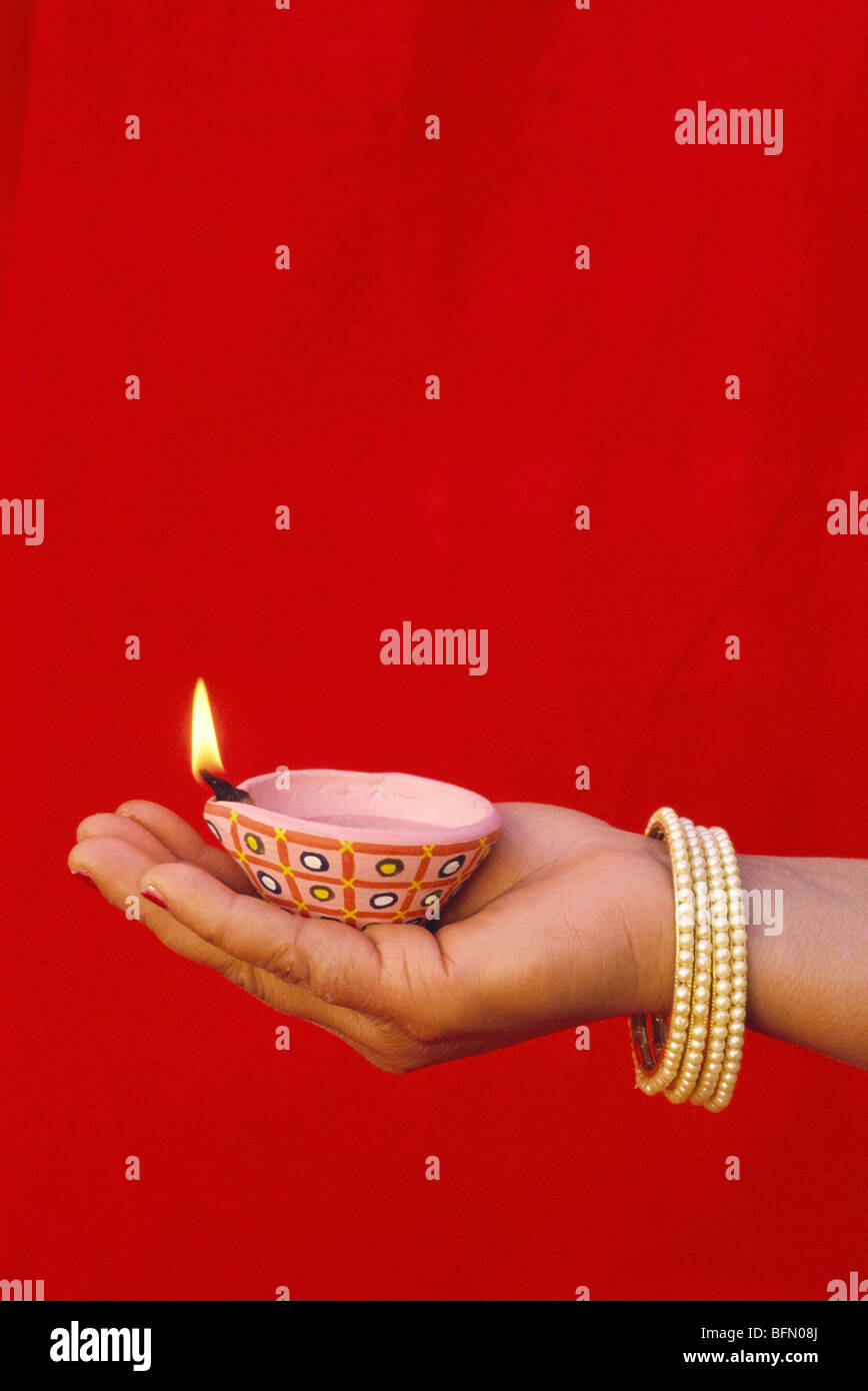 BDR 60855 : Diwali festival deepawali lampe à huile ; Deepak sur palm main femme Banque D'Images
