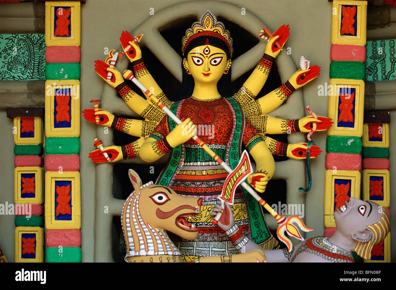 BPM : 60883 Durga Puja ; idole déesse stylisé monté sur lion tuant festival démon de l'Inde Banque D'Images