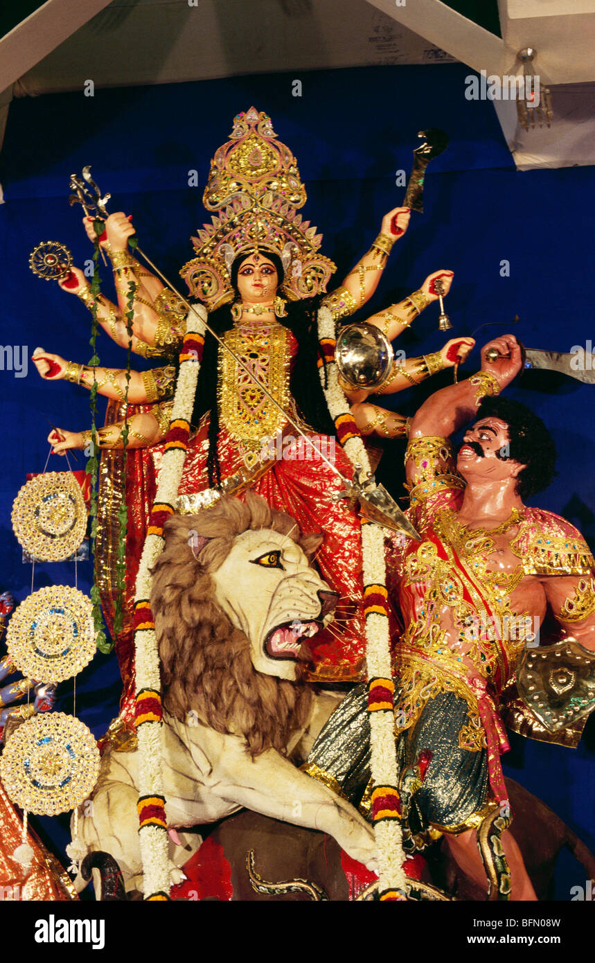 S/N 60890 : Durga Puja festival ; idole déesse monté sur lion tuant daemon ; Calcutta ; l'ouest du Bengale en Inde ; Banque D'Images