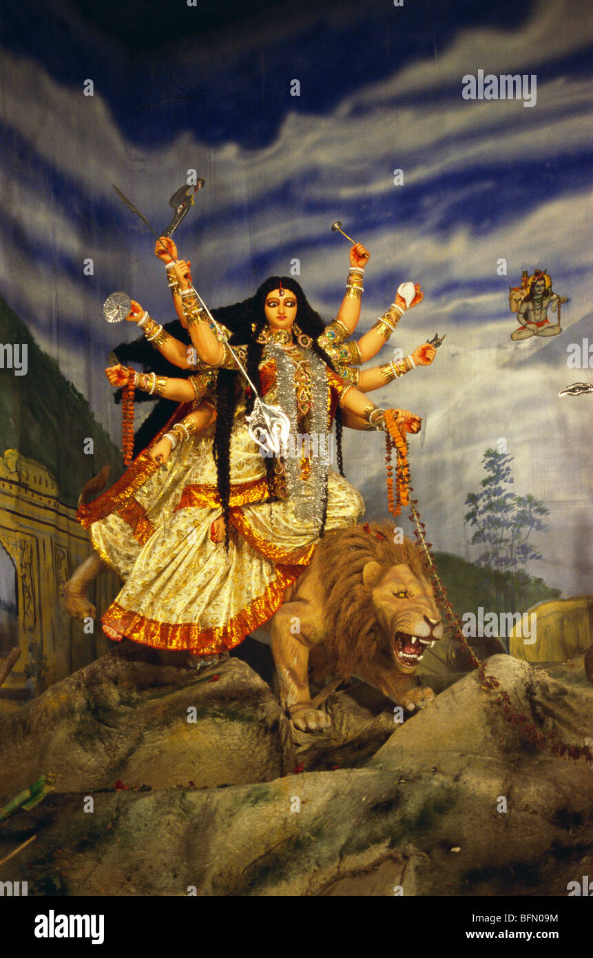 JRR : 60894 Durga puja festival ; idole déesse monté sur Calcutta ; lion ; l'ouest du Bengale en Inde ; Banque D'Images