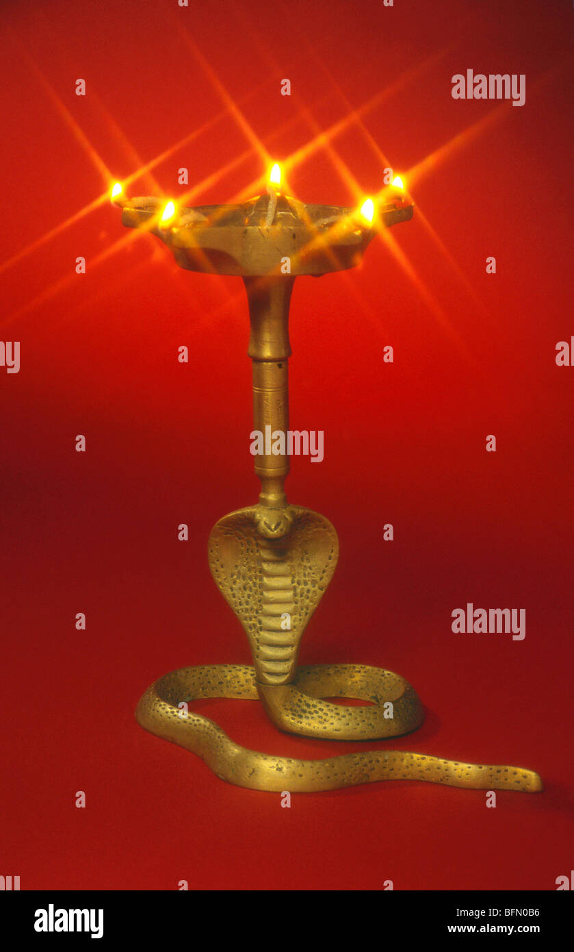 MPC 60851 : Diwali festival deepawali ; lampe à huile en laiton sur fond rouge Banque D'Images