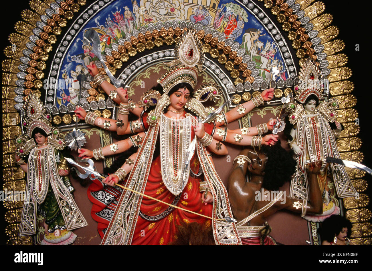 Festival de la Déesse Durga Puja ; idole monté sur lion tuant daemon ; Inde Banque D'Images