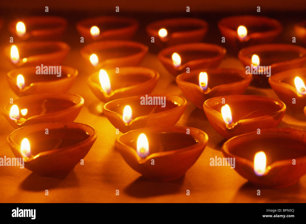 VHM 60875 : lampes à huile disposées pour diwali festival deepawali Banque D'Images