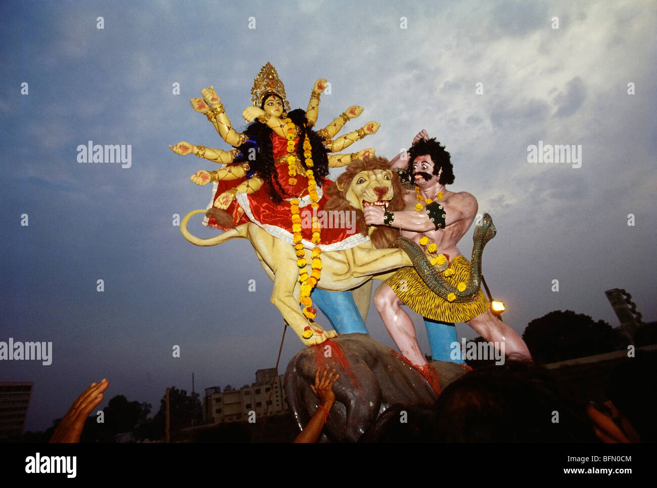Durga puja d'immersion ; d'idole de Durga Lucknow ; ; ; Inde Uttar Pradesh Banque D'Images