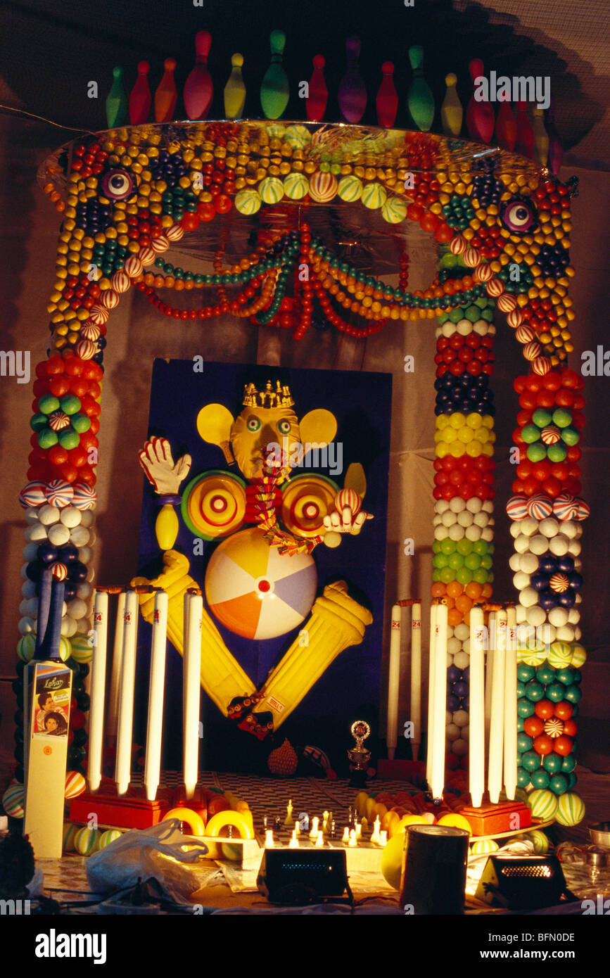 60929 JSS : Ganesh ganpati festival ; idole de tête d'éléphant dieu hors de l'Inde thème cricket Banque D'Images