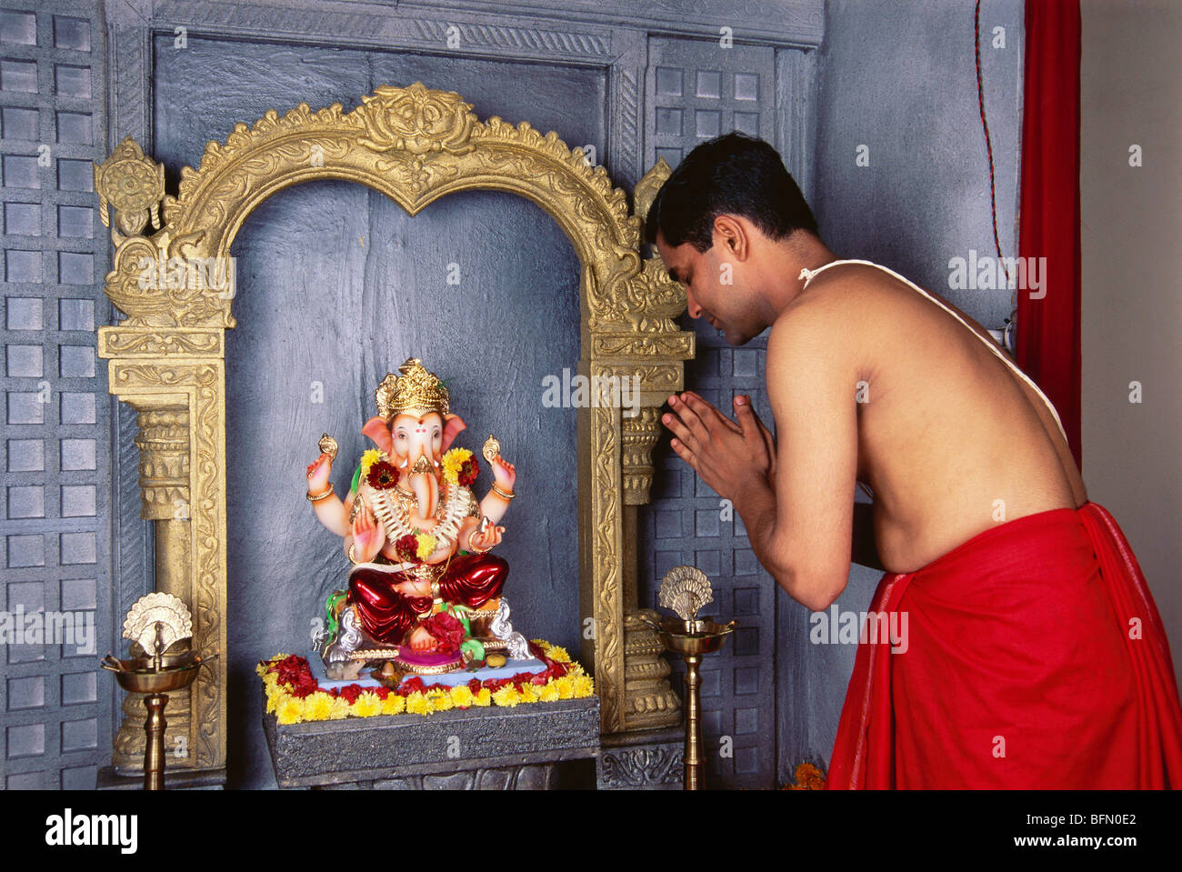 Festival hindou Ganesh ganpati ; faisant Brahmane Namaskar à tête d'éléphant dieu idol ; Bombay Mumbai Maharashtra ; Inde ; Banque D'Images