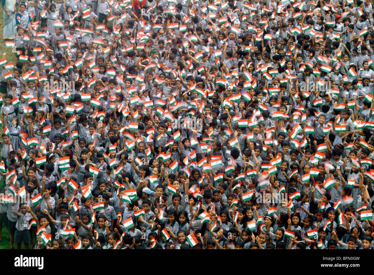 Enfants brandissant des drapeaux de l'Inde célébrant la 50e année du jour de l'indépendance Inde drapeaux indiens Banque D'Images