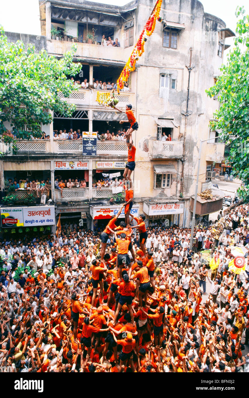 61009 AAD : pyramide humaine d'essayer de briser hundi sur Janmashtami ; festival de l'Inde Banque D'Images