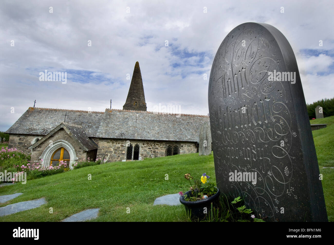 Poète officiel Sir John Betjeman et la tombe de pierre tombale sculptée sur l'ardoise de Delabole au Enadoc, Cornwall Église St. Banque D'Images