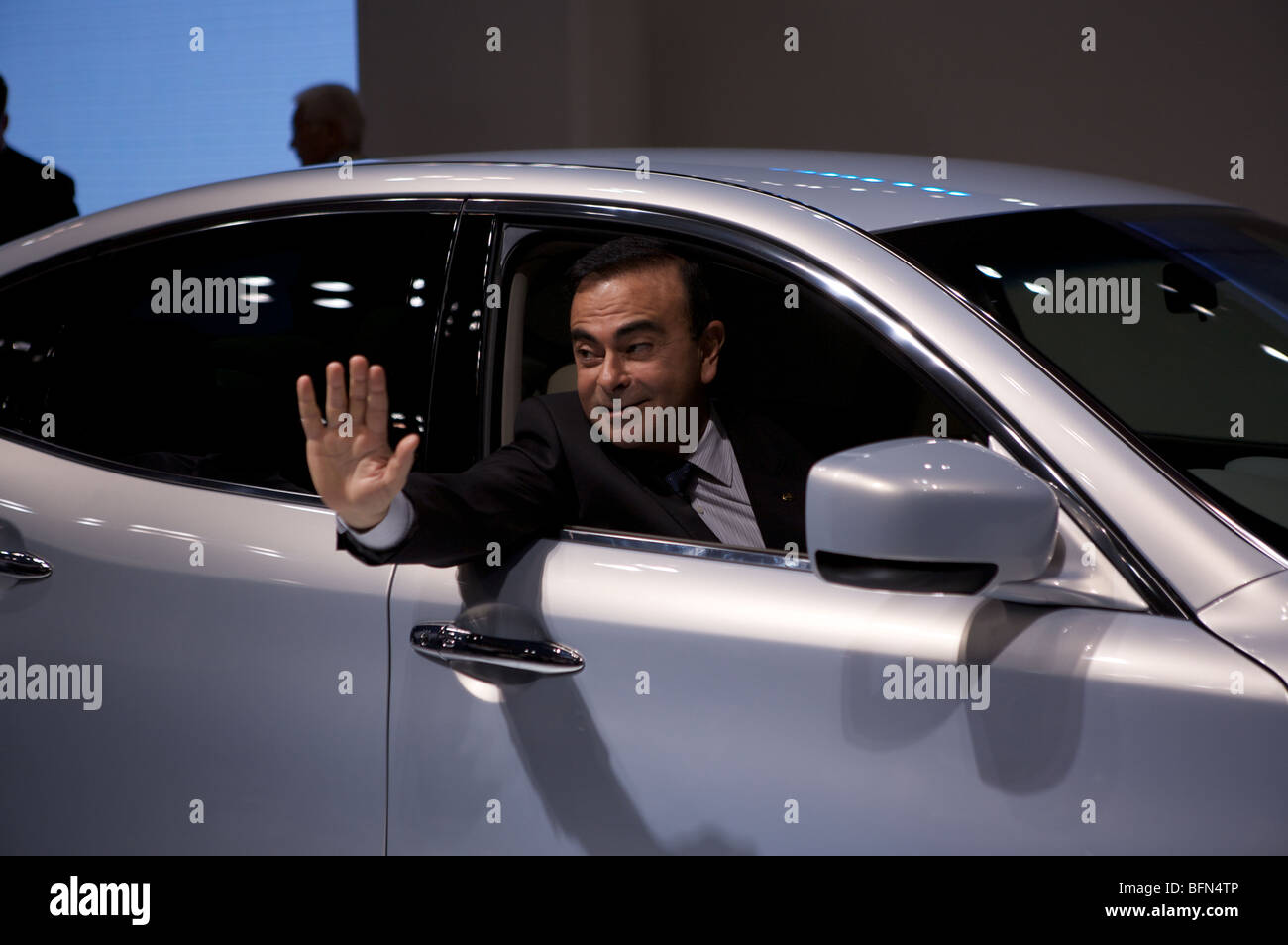 Carlos Ghosn, PDG de Nissan posent avec le zéro émission une voiture Nissan au Salon Automobile de Tokyo 2009. Banque D'Images