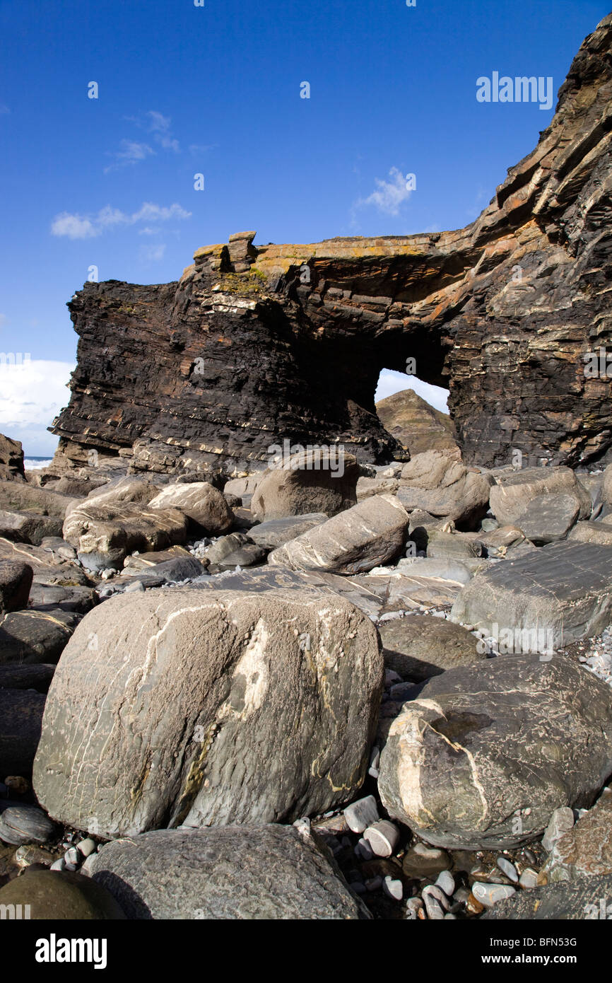 La mer du Nord de l'arche de la gourme ; géologie ; porte une partie de la formation ; Cornwall Crackington Haven Banque D'Images