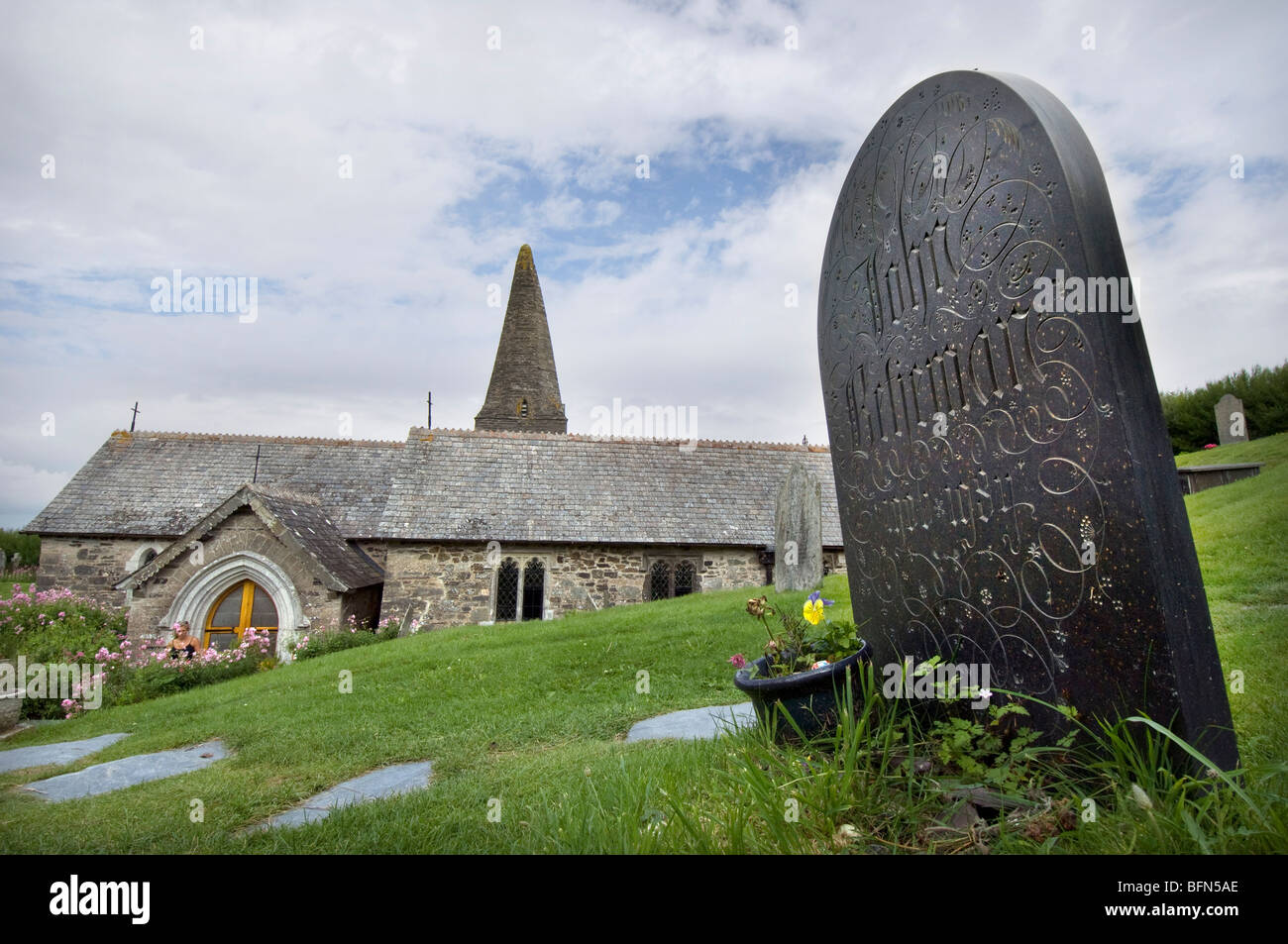Église Saint Enadoc, Daymar Bay, North Cornwall Angleterre Grande-bretagne avec tombe de Sir John Betjeman en premier plan Banque D'Images