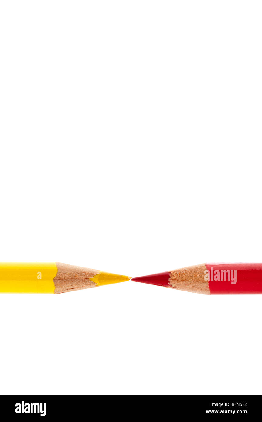 Rouge et jaune aux couleurs vives pencils isolated on white Banque D'Images