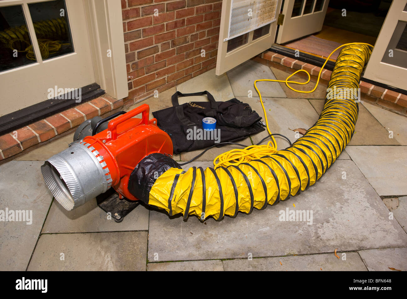 ARLINGTON, VIRGINIA, USA - Surpresseur attaché à étage vent dutring le nettoyage dans la maison. Banque D'Images