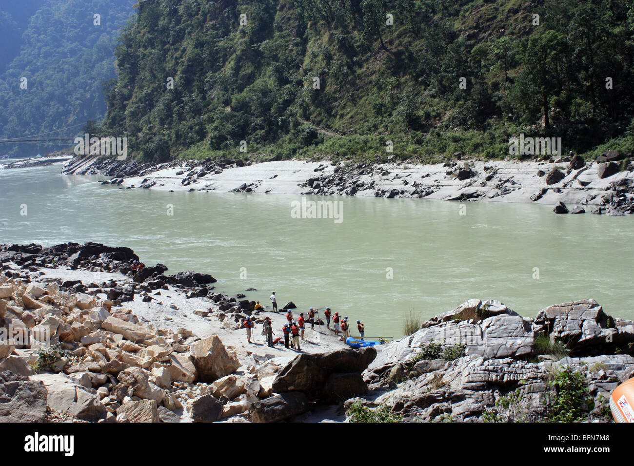 Les touristes profiter de body surf Rafting natation à Rishikesh dans Ganga river Banque D'Images