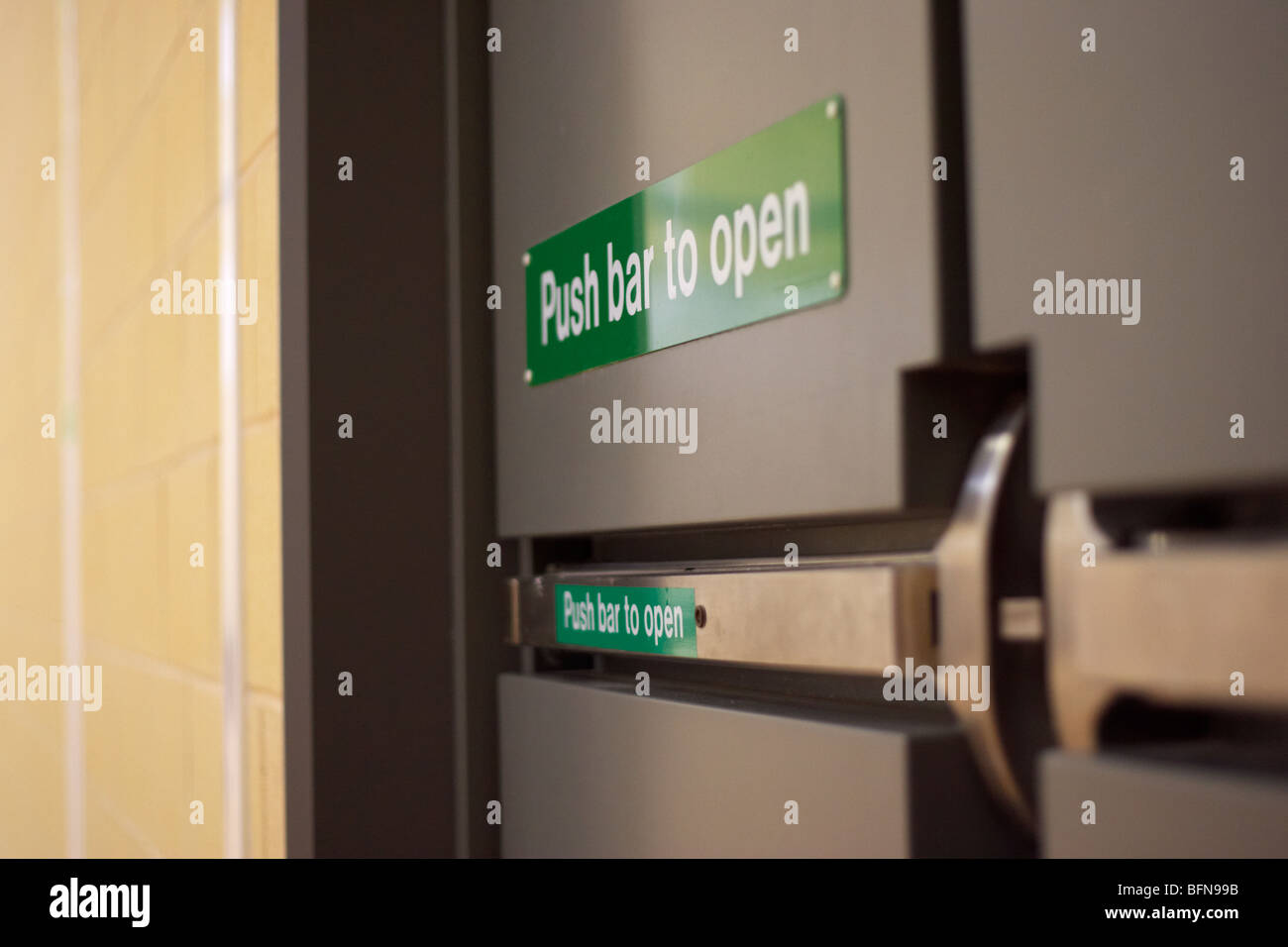 La barre de poussée fermé pour ouvrir les doubles portes de sortie de secours au Royaume-Uni selective focus Banque D'Images