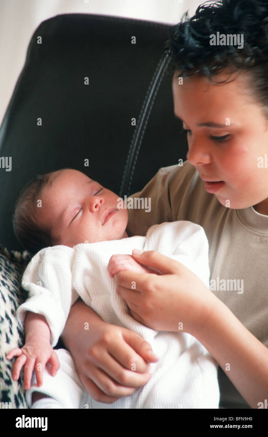 Alimentation Bebe Nouveau Ne Garcon Marocain Frere Photo Stock Alamy