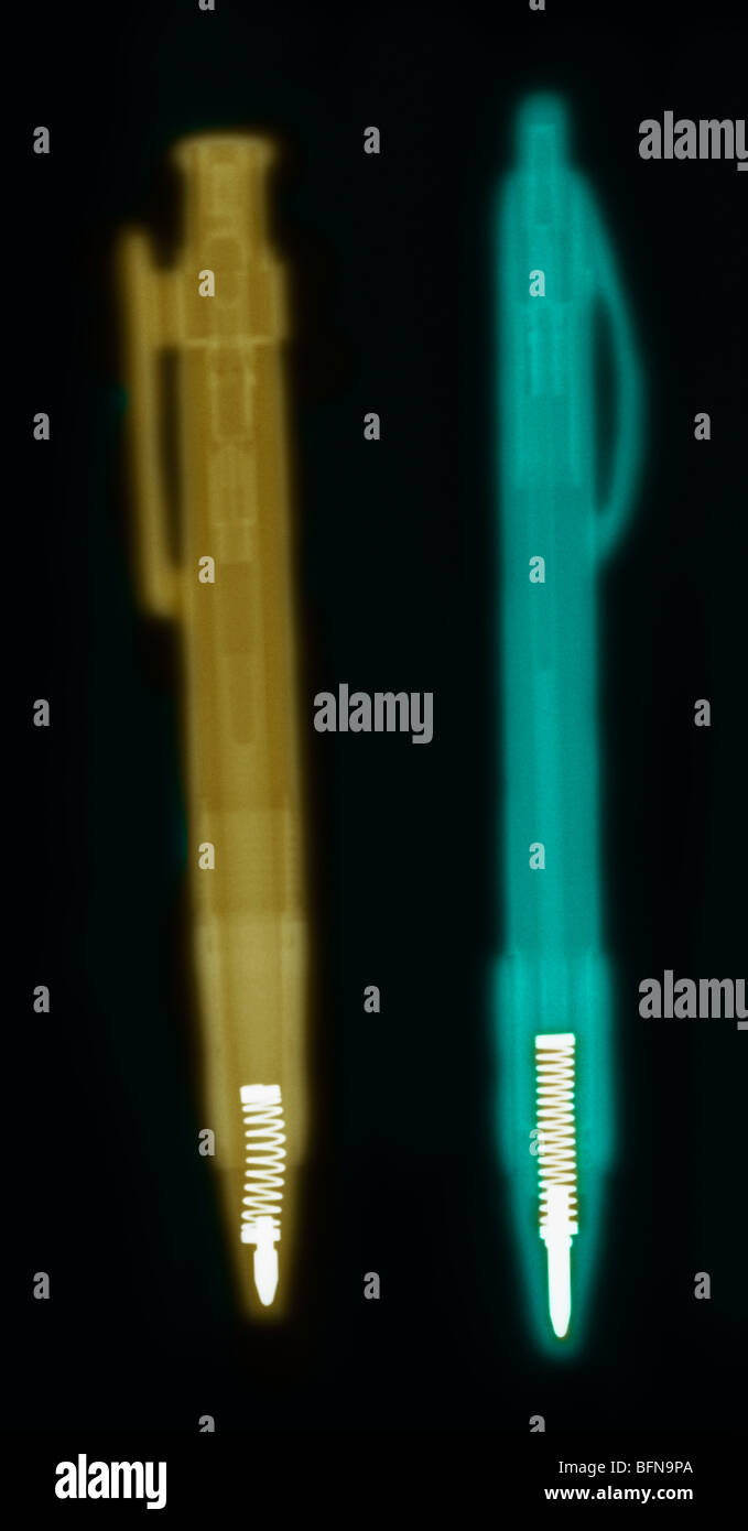X-ray colorisée de deux stylos à bille Banque D'Images