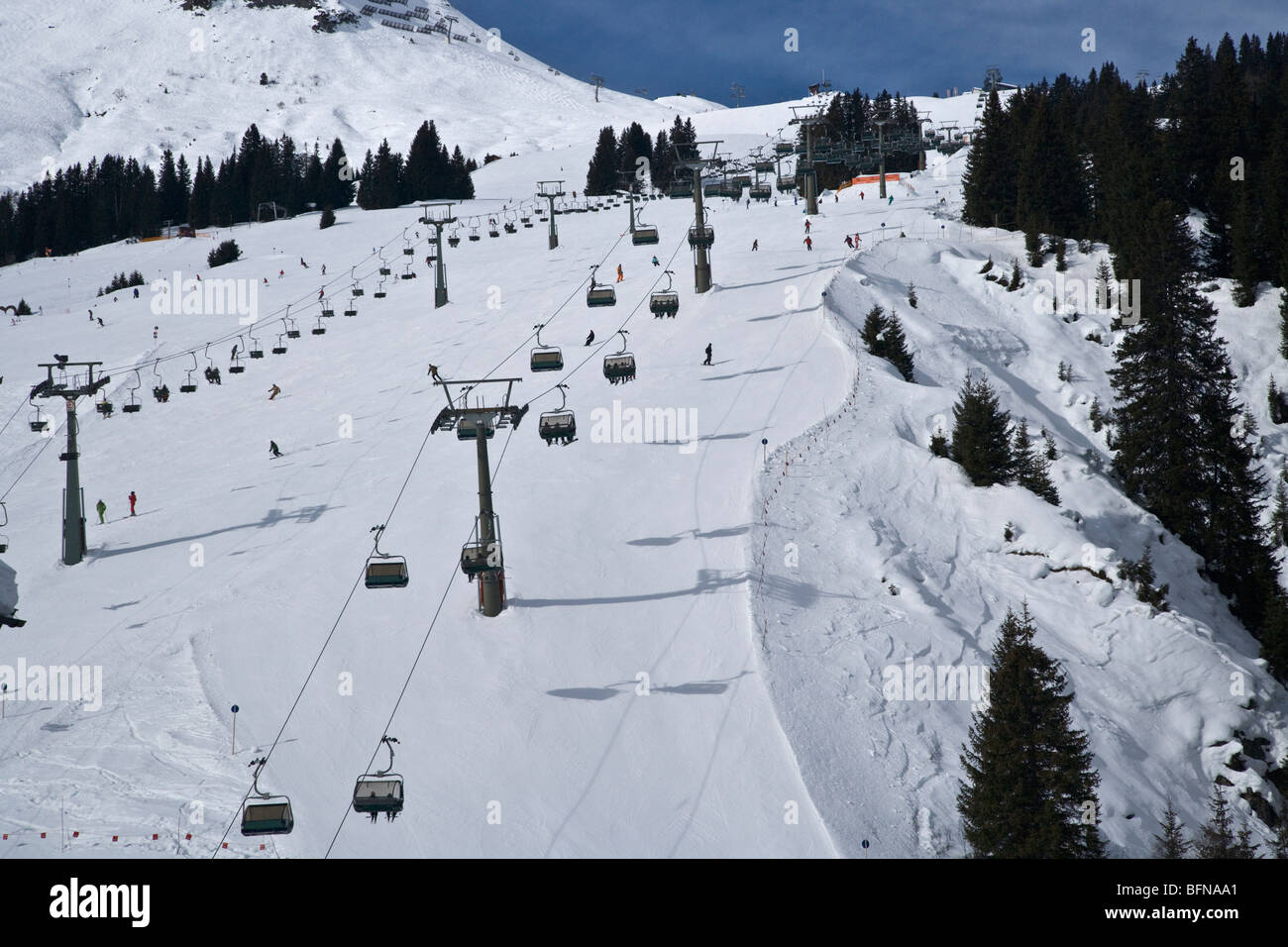 Télésièges et skieurs à l'Autrichien de ski de Lech au soleil Banque D'Images