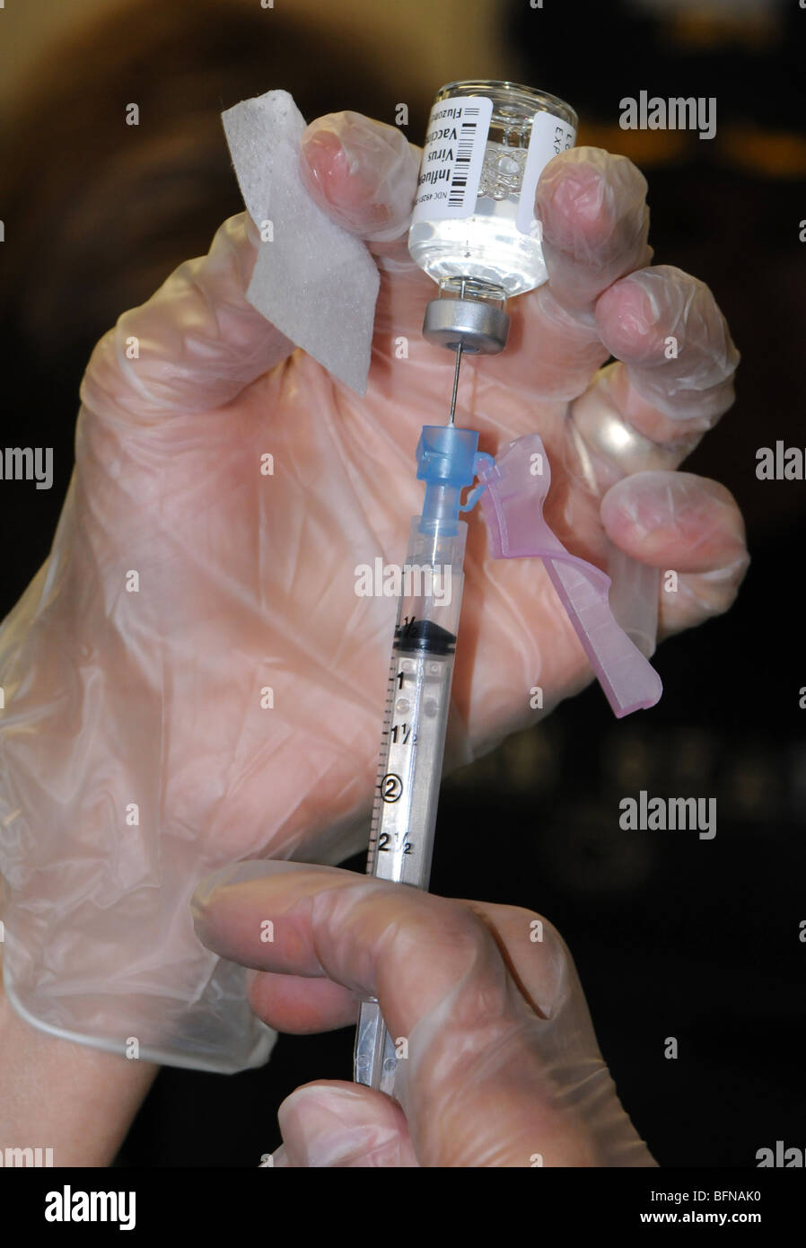 La préparation de l'infirmière pour donner une dose de vaccin contre la grippe Banque D'Images