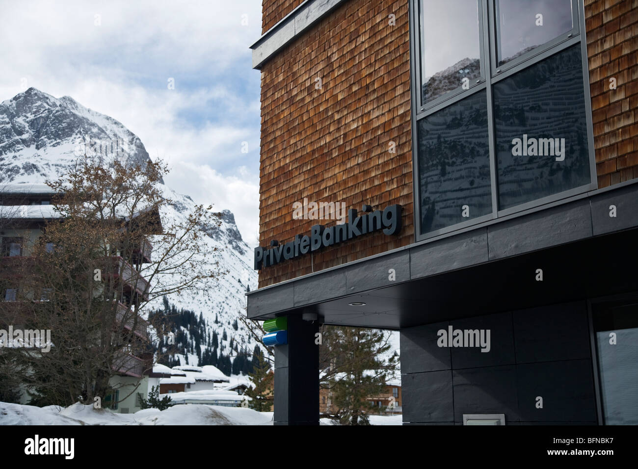 'Private Bank' sur le côté d'un immeuble de luxe dans la station de ski autrichienne de Lech. Banque D'Images