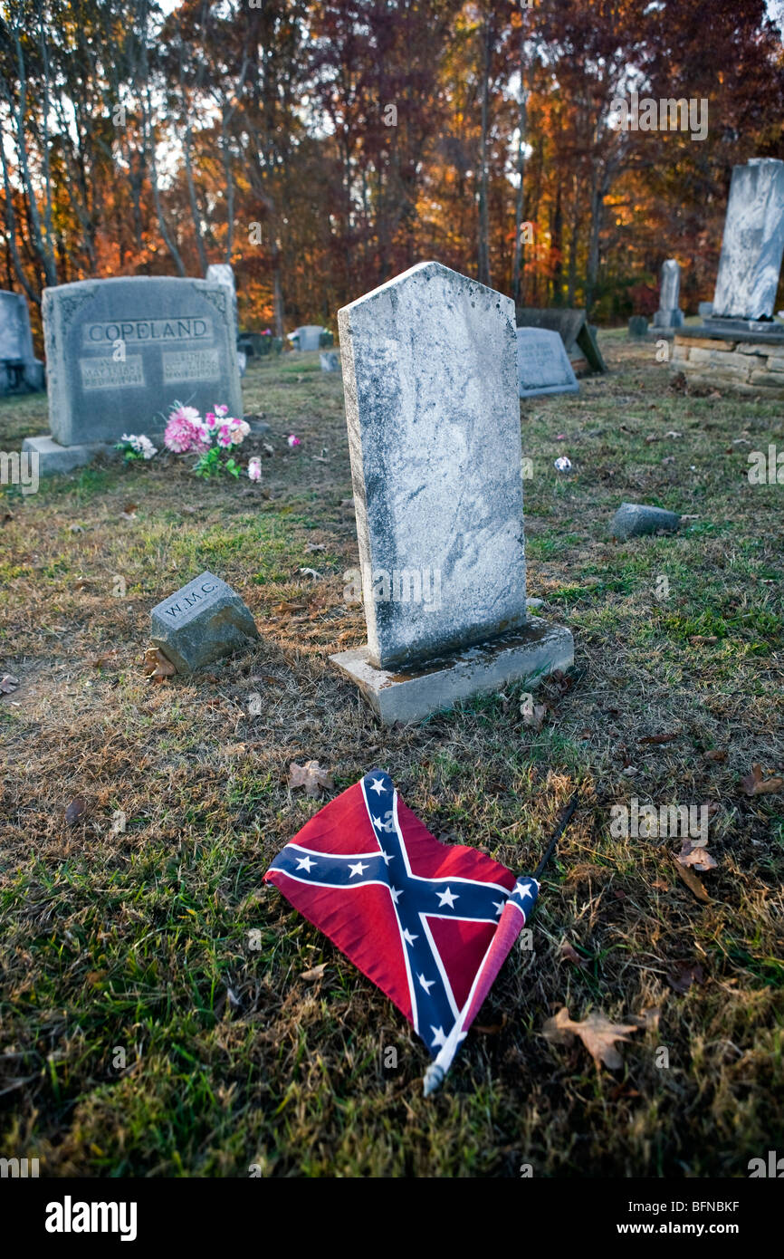 Dans la région de Cumberland de cimetière du Tennessee avec drapeau confédéré bataille Banque D'Images