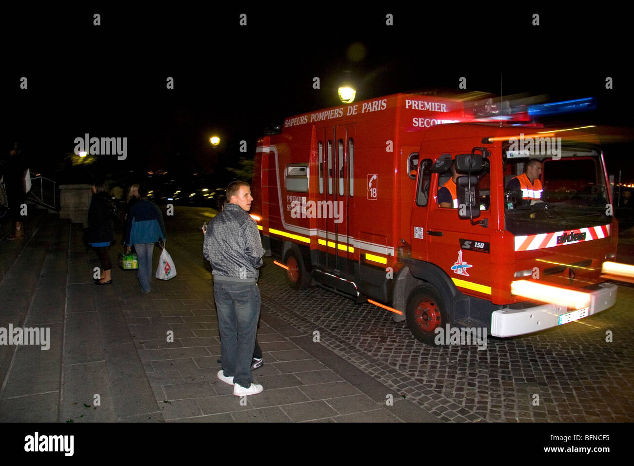 Camion de sauvetage et d'incendie à Paris, France. Banque D'Images