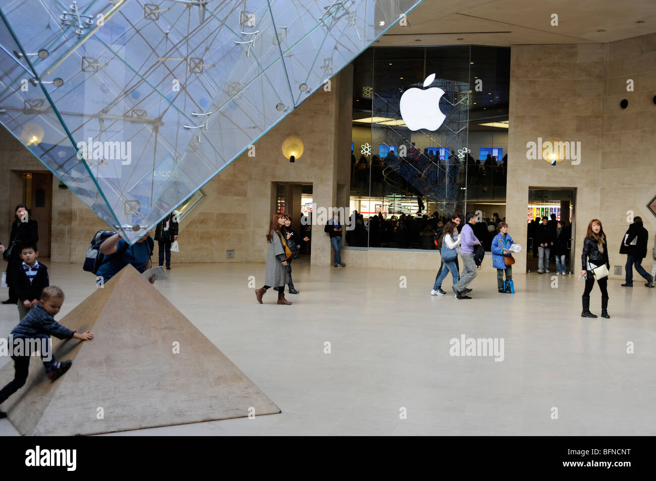 Dans l'Apple Store du Louvre, Paris France Banque D'Images