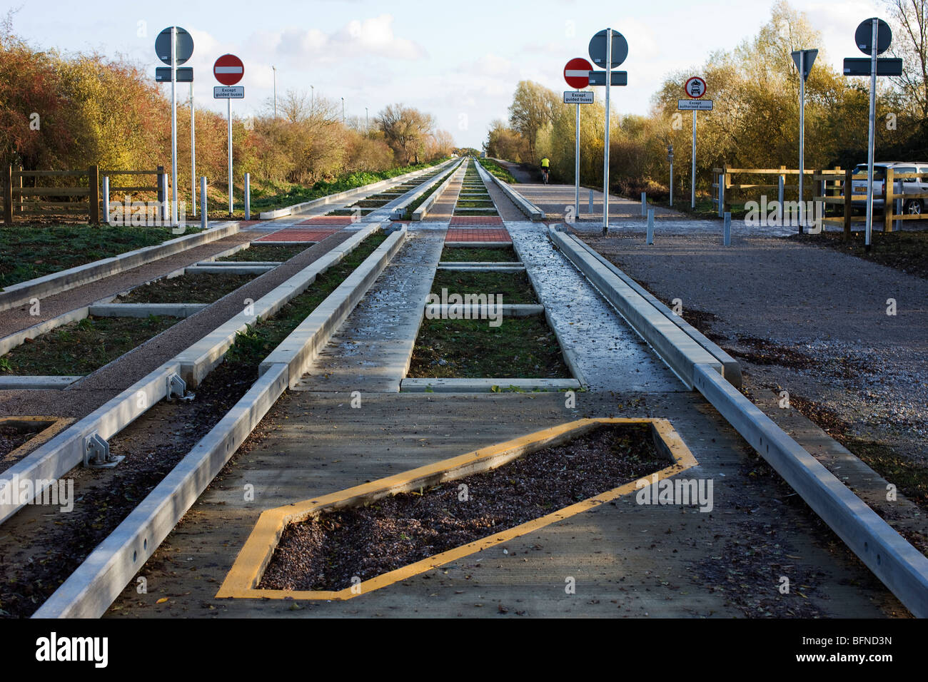 Location de piège à la fin de la nouvelle voie de Bus guidé, pour arrêter les véhicules non autorisés à l'aide de la piste Banque D'Images