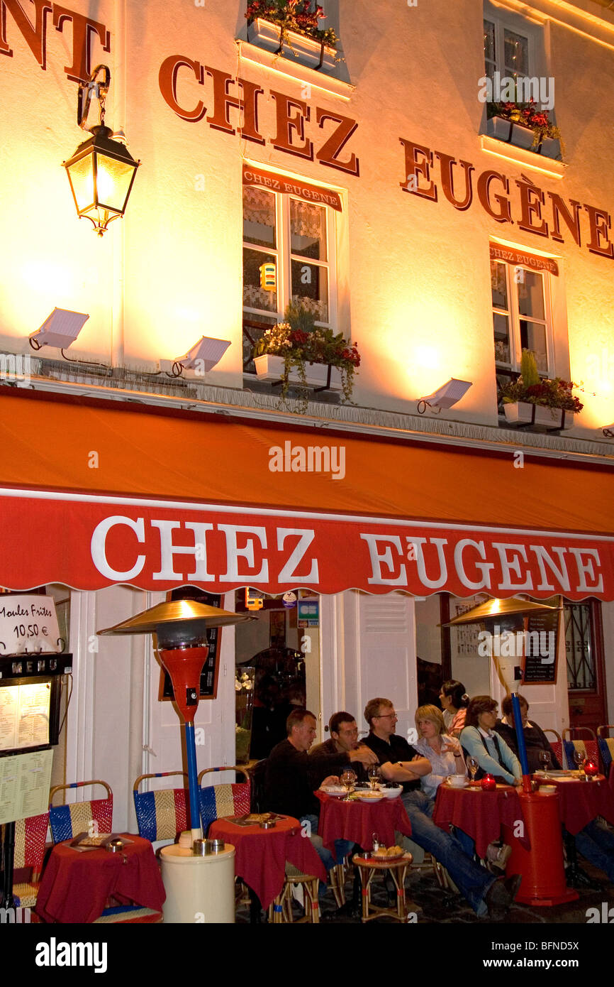 Restaurant extérieur et la vie nocturne dans le quartier de Montmartre à Paris, France. Banque D'Images