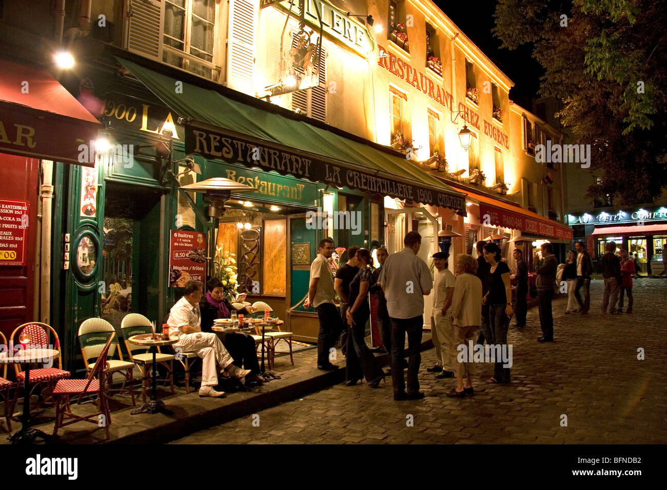 Restaurant extérieur et la vie nocturne dans le quartier de Montmartre à Paris, France. Banque D'Images