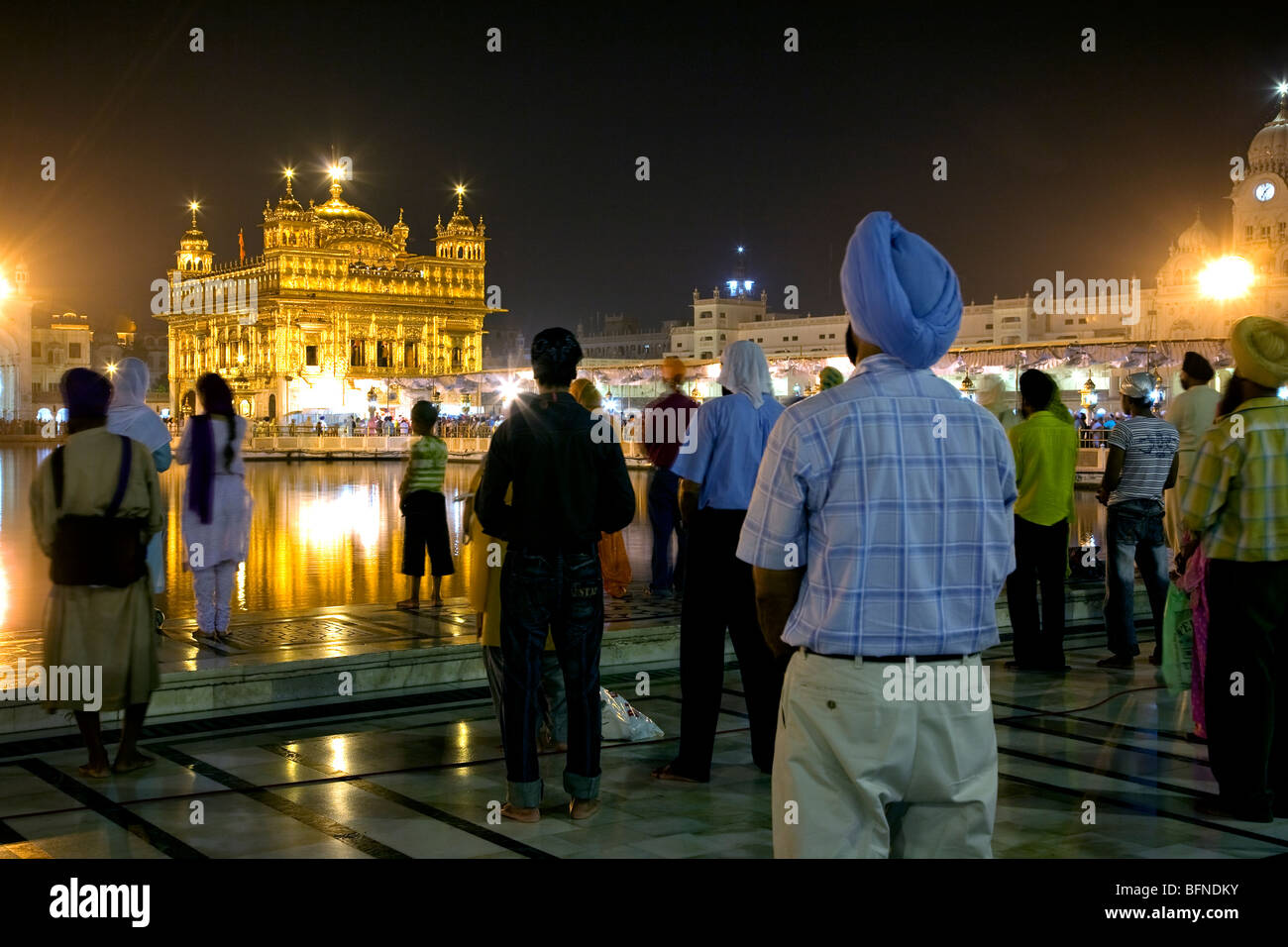 Les dévots sikhs priant au Temple d'or. Amritsar. Punjab. L'Inde Banque D'Images