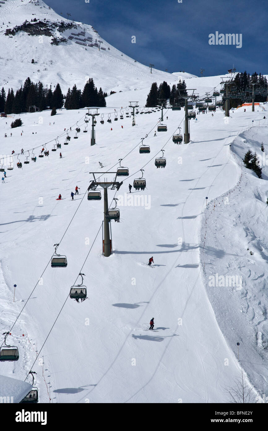 Télésièges et skieurs à l'Austrial ski de Lech au soleil Banque D'Images