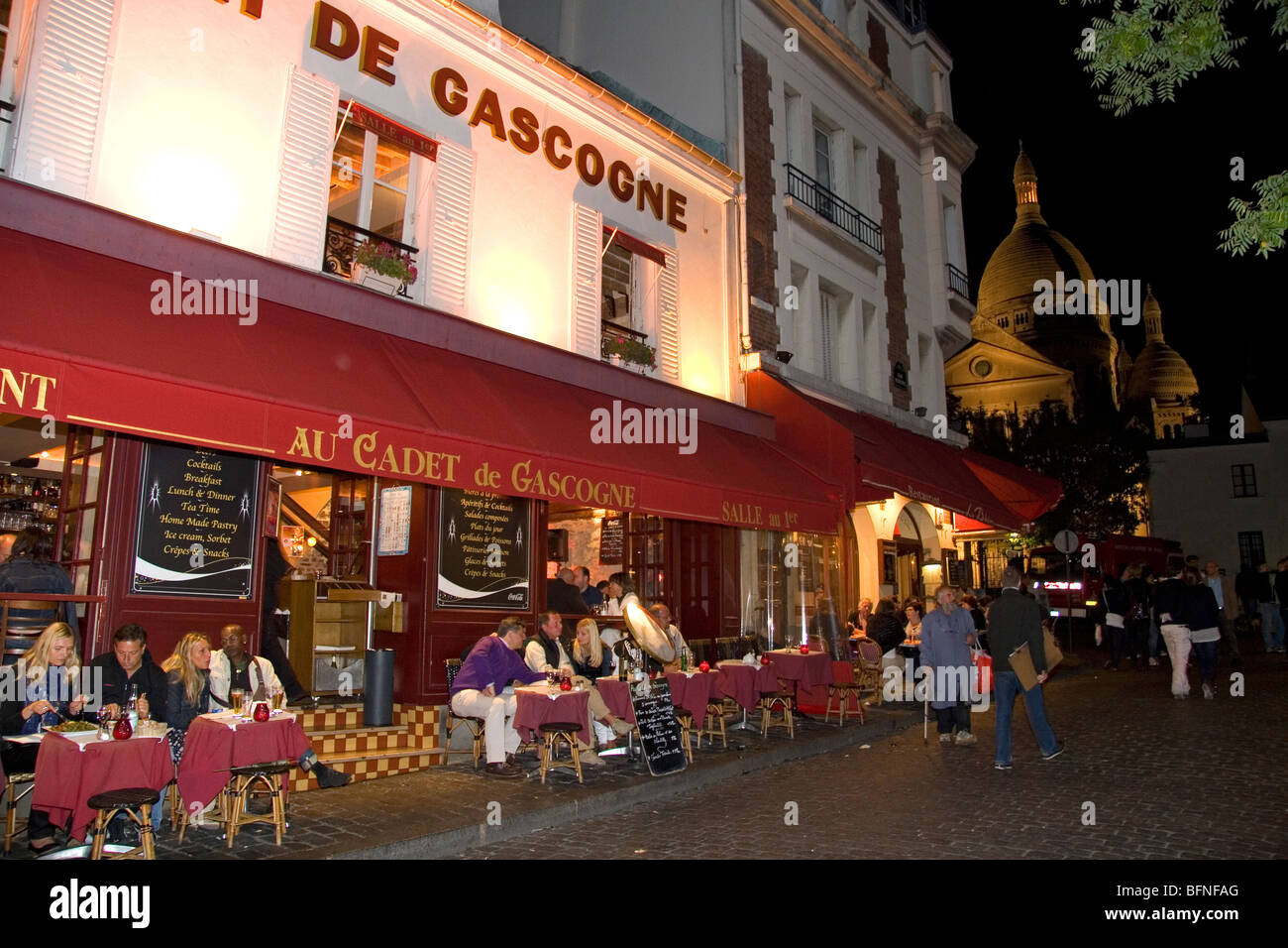 Restaurant extérieur et la vie nocturne dans le quartier de Montmartre à Paris, France. Banque D'Images