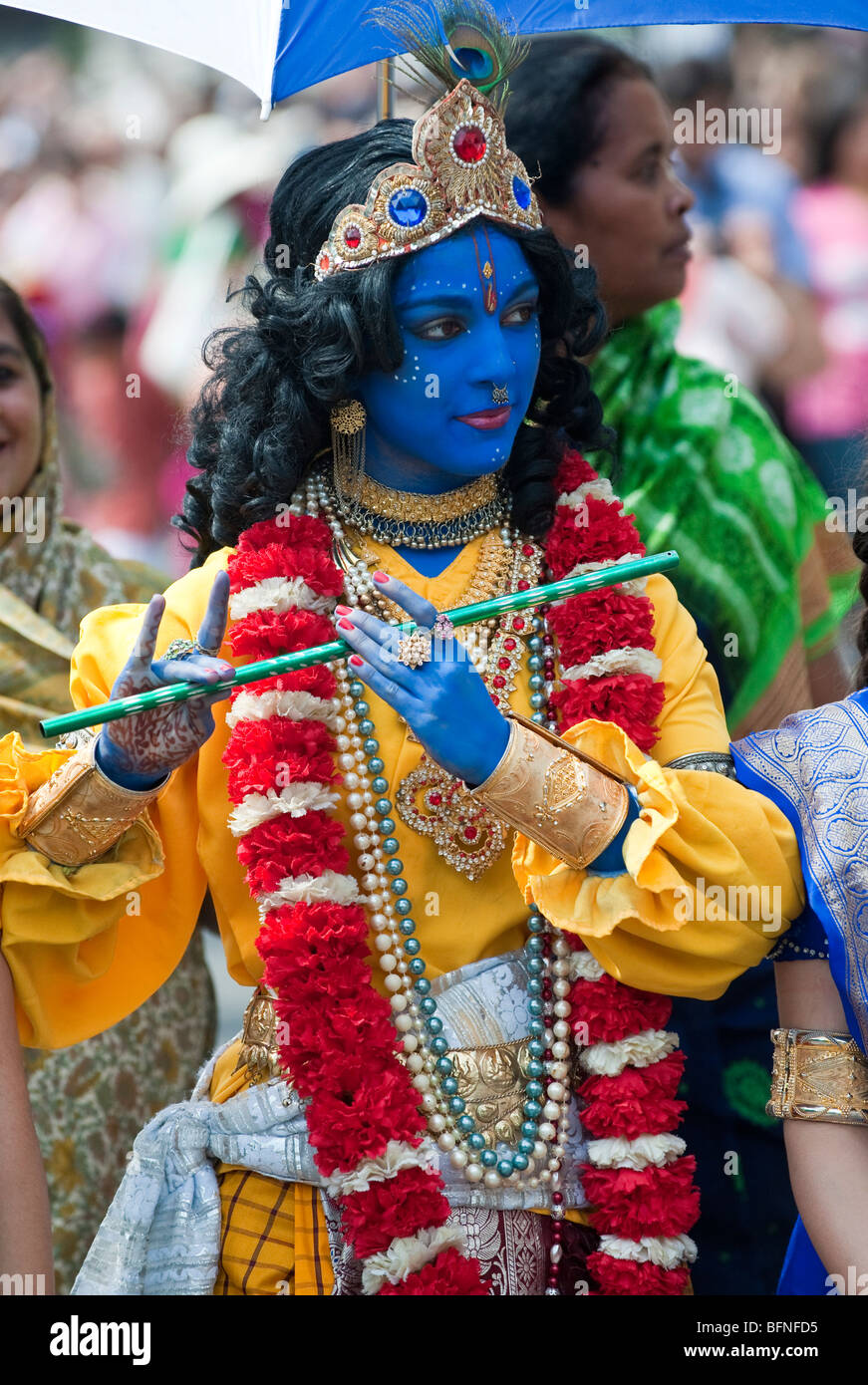 Une fille habillé comme Le Seigneur Krishna assiste à la célébration de la fête hindoue Ratha Yatra de chars à London UK Banque D'Images