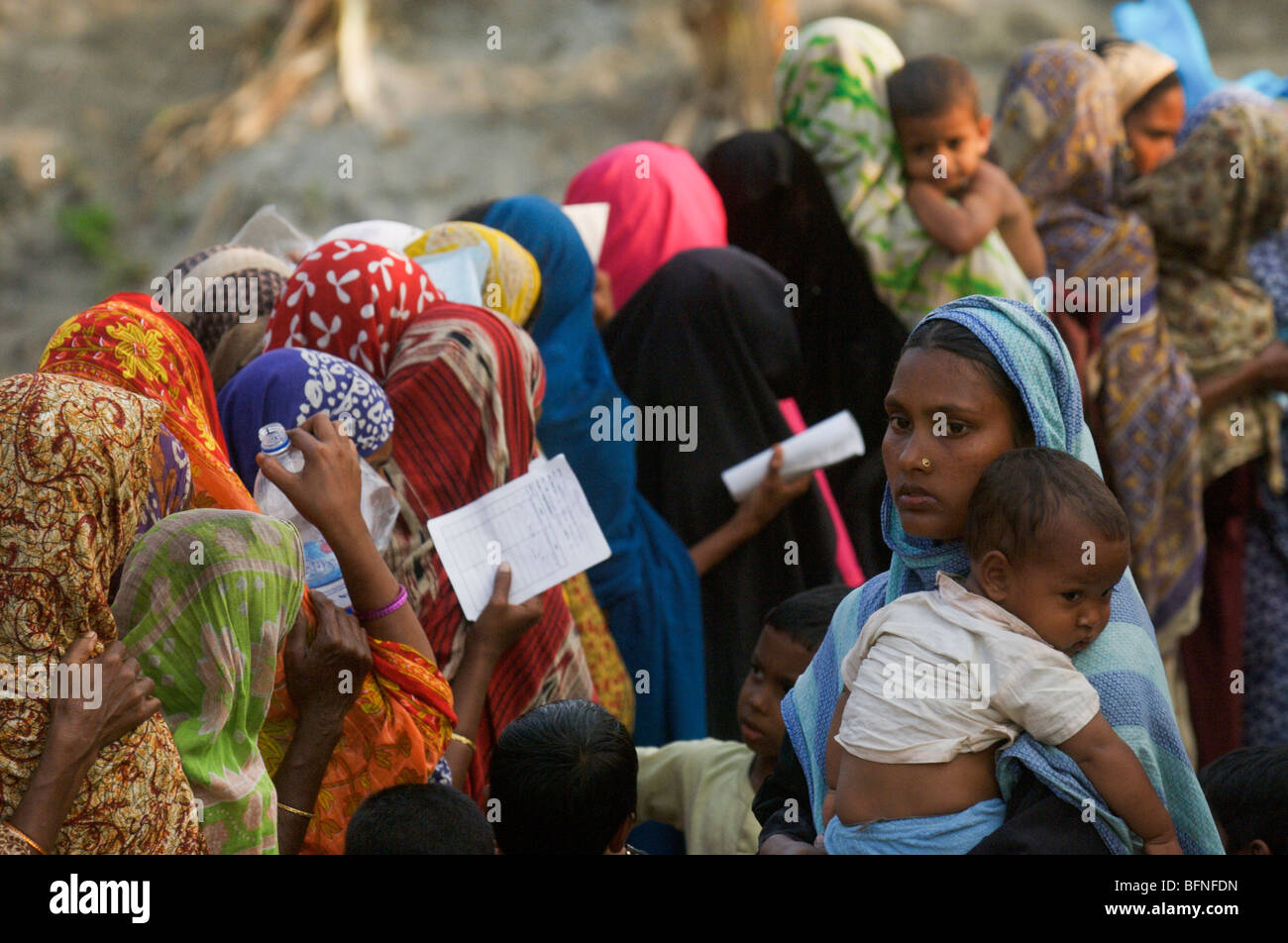 Les victimes attendent toujours que des secours après le cyclone Sidr détruit certaines parties du delta du Bangladesh. Banque D'Images