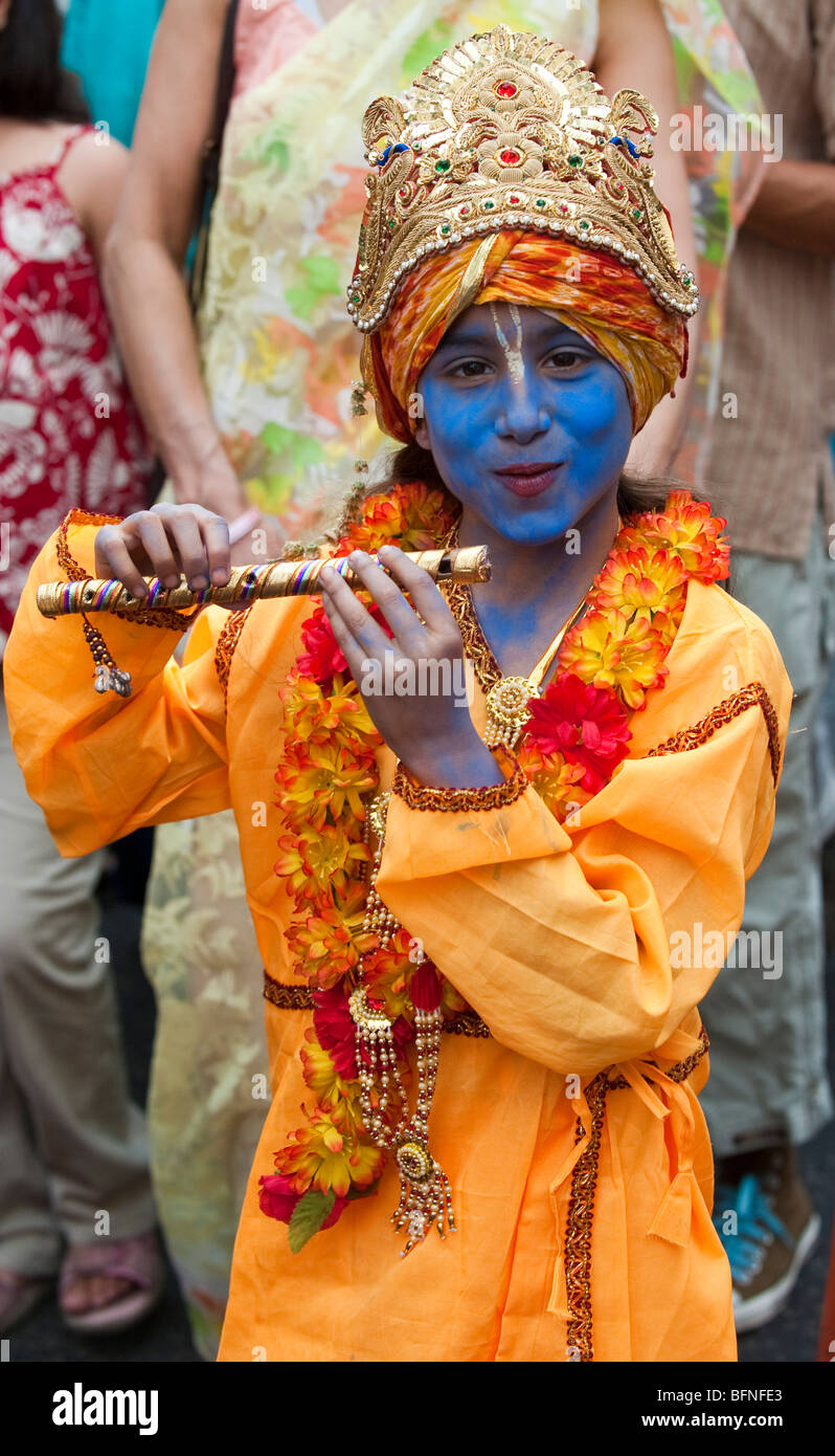 Un garçon vêtu comme Le Seigneur Krishna assiste à la célébration de la fête hindoue Ratha Jatra de chars à London UK Banque D'Images