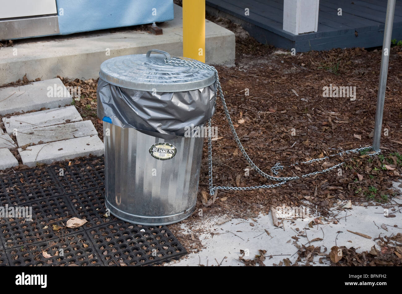 Poubelle enchaîné comme anti-vol deterrant emplacement en extérieur, au  nord de la Floride Photo Stock - Alamy