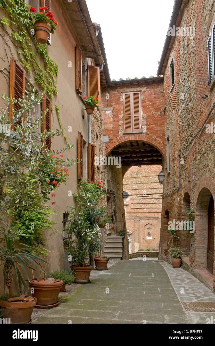 Belle scène de rue à Todi, Ombrie Banque D'Images