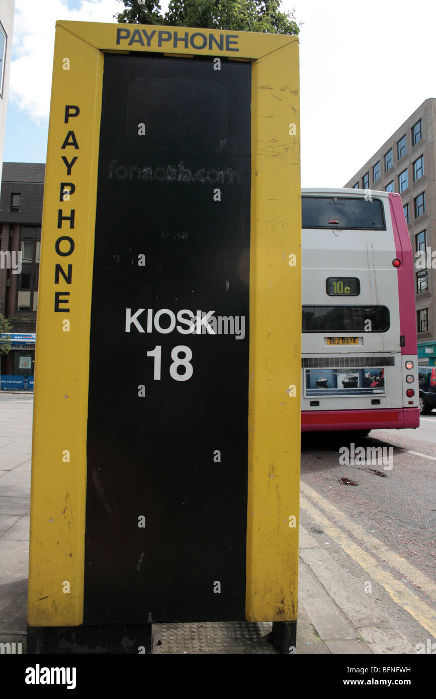 18 Kiosque, cabine téléphonique, au centre-ville de Belfast, en Irlande du Nord. Banque D'Images