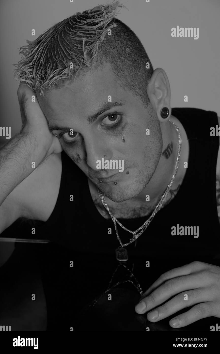 Portrait d'un triste homme romantique avec tatouage et perçage Banque D'Images