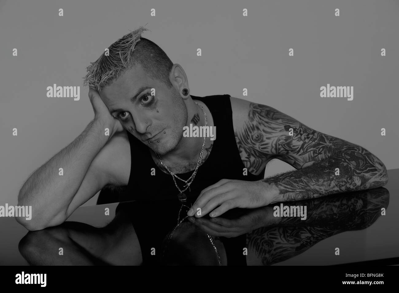 Portrait d'un triste homme romantique avec tatouage et perçage Banque D'Images