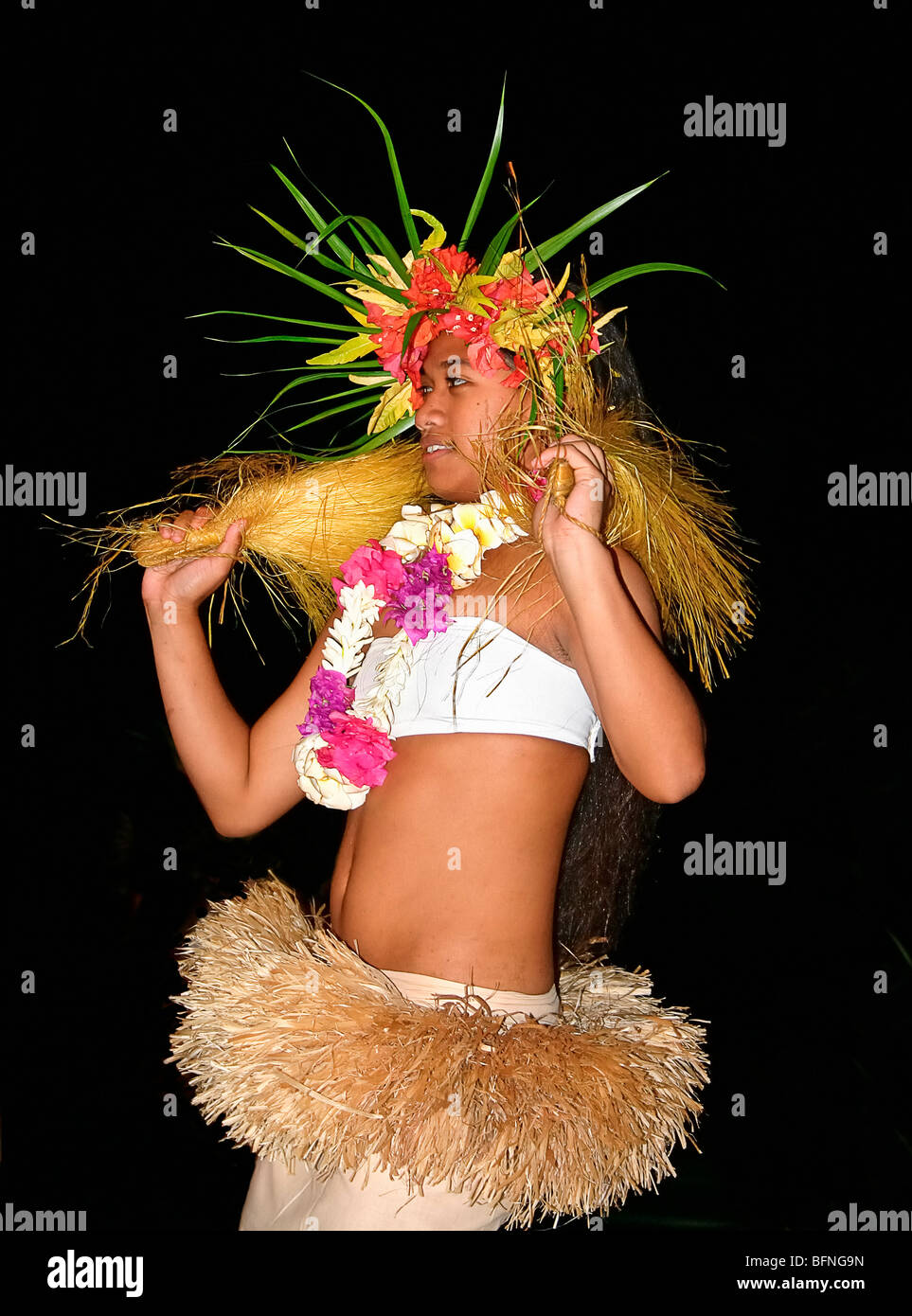 Fille d'origine avec des fleurs dans ses cheveux et habillé en jupe d'herbe  effectue la danse tahitienne au cours de show, Moorea, Tahiti Photo Stock -  Alamy